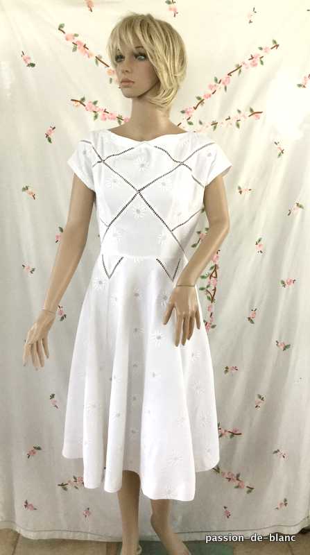 LINGE ANCIEN – Très belle robe des années 50 avec broderie de fleurs sur piqué de coton blanc