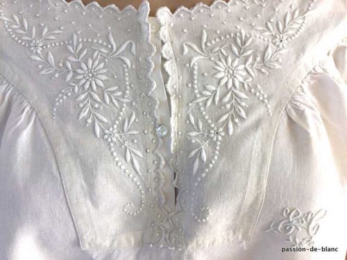 LINGE ANCIEN – Merveilleuse chemise de jour avec empiècement brodé de fleurs sur toile de lin fin