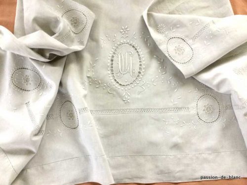 LINGE ANCIEN – Merveilleux grand drap avec broderie blanche insertions et monogramme LM sur toile de lin fin