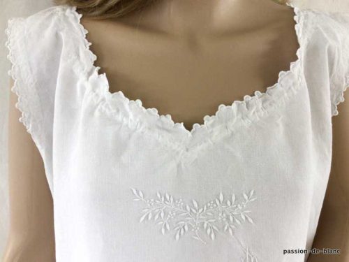 LINGE ANCIEN – Belle chemise de jour ou chemise de nuit avec fins branchages sur toile de lin