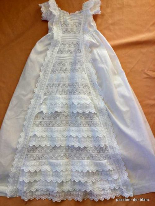 LINGE ANCIEN – Belle robe de baptême avec fine broderie Anglaise et petit plis nervurés sur fine percale