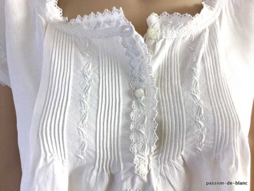 LINGE ANCIEN – Superbe chemise de jour brodée avec petits plis patte de boutonnage et feston sur toile de lin