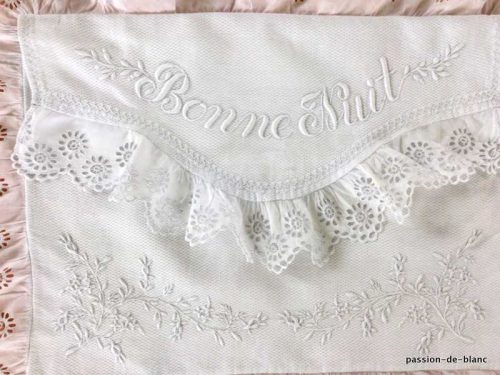 LINGE ANCIEN – Superbe pochette à lingerie en toile de piqué de coton volant en dentelle Anglaise et l’inscription Bonne nuit