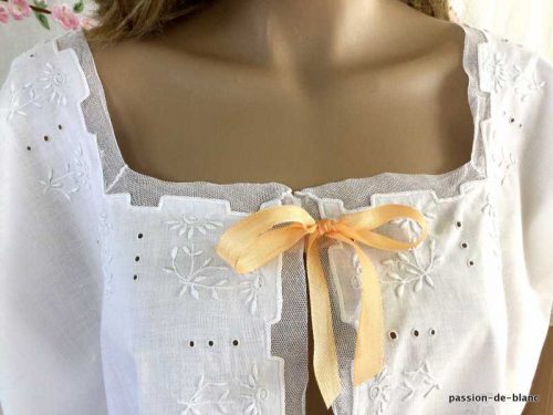 LINGE ANCIEN – Merveveilleuse chemise pour allaitement enjolivée de broderie blanche sur toile de percale