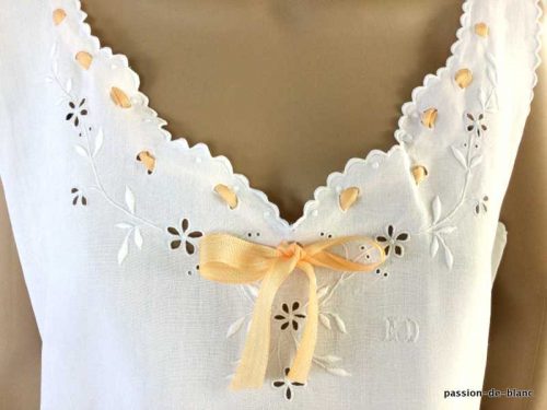 LINGE ANCIEN – Superbe chemise de jour sur toile de lin fin avec riche broderie et passe ruban