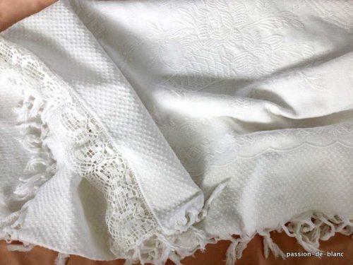 Linge ancien – Belle couverture en coton avec paniers fleuris avec des franges nouées sur 3 côtés et 1avec dentelle