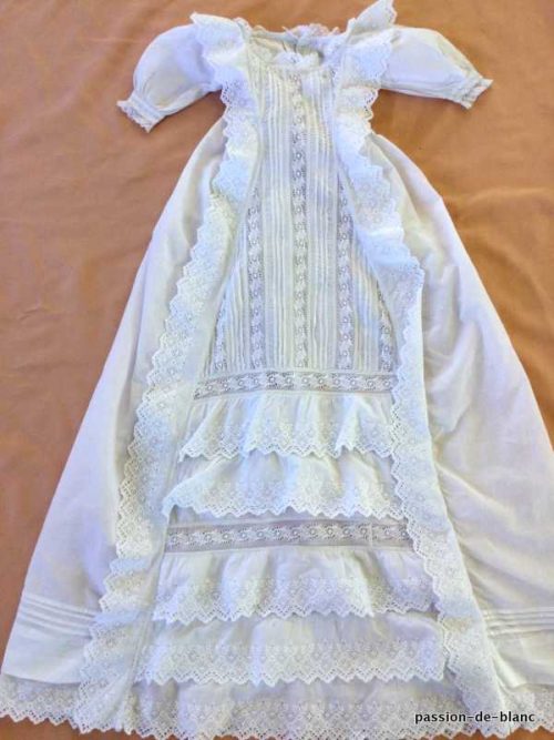LINGE ANCIEN – Suerbe robe de bapteme avec fine broderie Anglaise et petit plis volants sur fine percale
