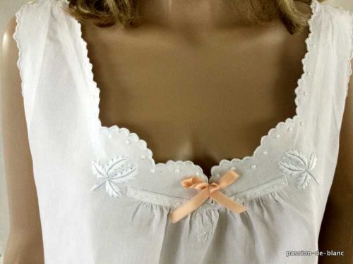 LINGE ANCIEN – Belle et originale chemise de jour sur toile de lin fin avec superbe broderie