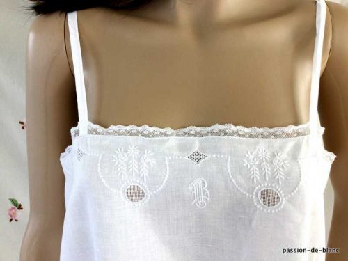 LINGE ANCIEN – Superbe chemise de jour à fines bretelles avec dentelles Valenciennes et broderie blanche sur toile de linon linon