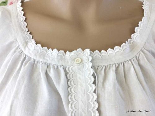 LINGE ANCIEN – Très belle chemise de jour avec patte de boutonnage et feston sur toile de lin