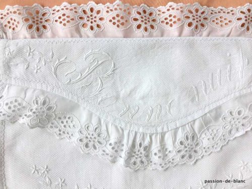 LINGE ANCIEN – Belle pochette à lingerie en toile de piqué de coton volant en dentelle Anglaise et l’inscription Bonne nuit