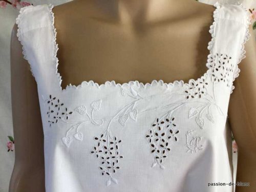 LINGE ANCIEN – Belle et large chemise de jour avec imposante broderie sur toile de coton