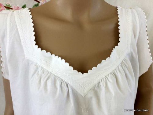 LINGE ANCIEN – Belle chemise de nuit ou de jour brodée sur toile de percale avec empiècement en broderie blanche