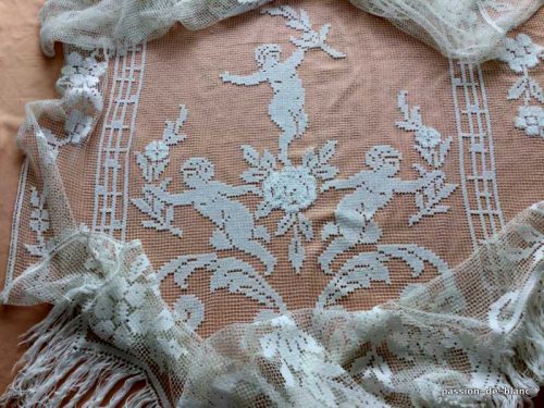 LINGE ANCIEN – Beau rideau en filet rebrodé main avec chérubins en coton blanc