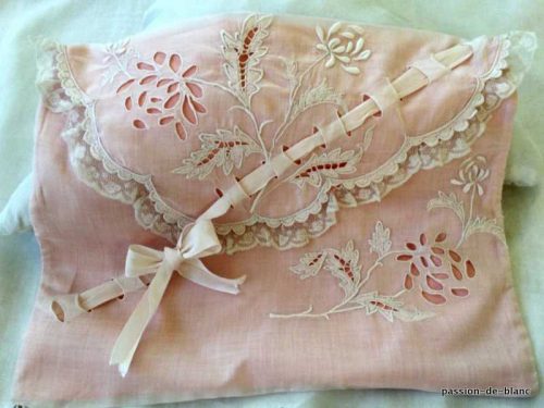 LINGE ANCIEN – Merveilleuse pochette à lingerie en linon avec imposantes broderies doublées de satin rose