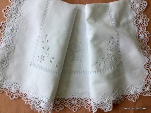 LINGE ANCIEN – Joli drap de bébé brodé sur toile de fil de lin avec initiales FS et dentelle aux fuseaux