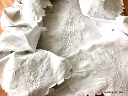 Linge ancieN – Merveilleuse grande couverture de mariage festonnée 4 côtés en piqué de coton avec monogrammes MT fleurs et papillons