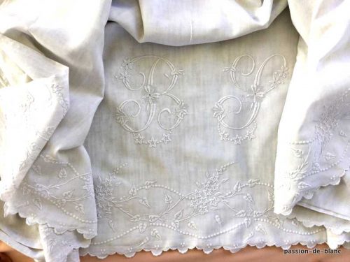 LINGE ANCIEN – POUR COUTURE drap avec large guirlande fleurie réalisé sur toile de lin PAS EN PARFAIT ETAT monogramme BS