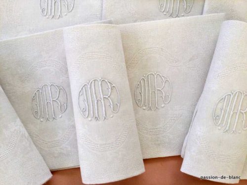 LINGE ANCIEN – Lot de 10 belles serviettes tables en damassé de lin  légérement granité avec monogramme MR