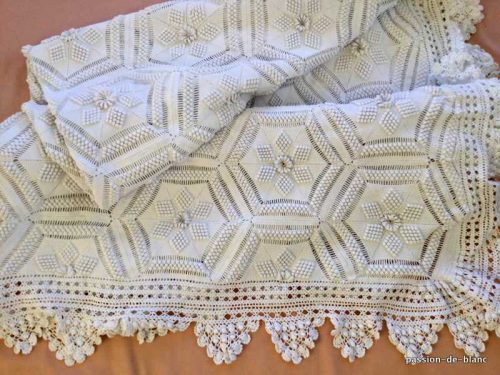 LINGE ANCIEN – Superbe couverture ou courte pointe au crochet d’art en coton blanc avec motifs décoratifs