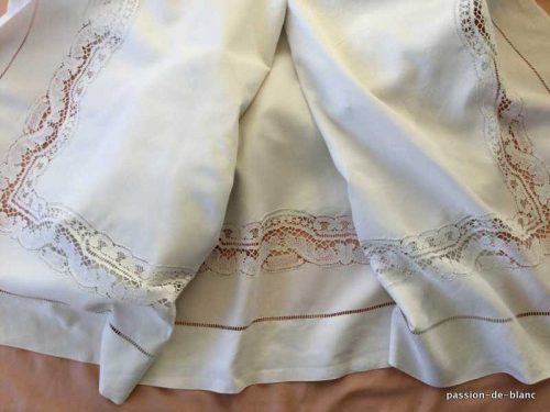 LINGE ANCIEN – Merveilleux drap avec large entre-deux en dentelle faite main sur toile de lin fin