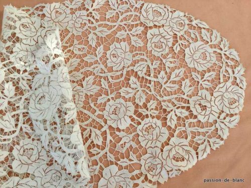 LINGE ANCIEN – Somptueux napperon ovale réalisé à l’aiguille avec fil très très fin blanc