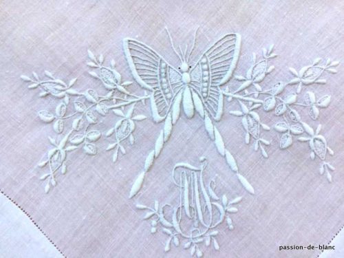 LINGE ANCIEN – Superbe mouchoir fleuri de dame en linon brodé main avec monnogramme MF avec papillon