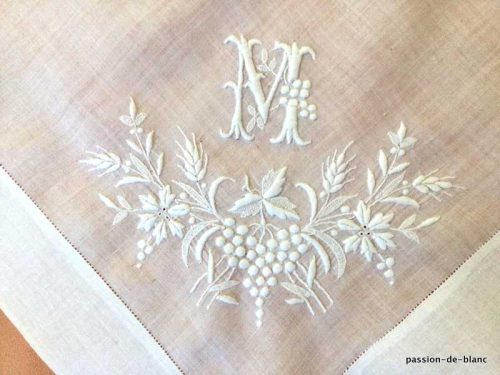 LINGE ANCIEN – Superbe mouchoir fleuri de dame en linon brodé main avec initiale avec raisin et épis de blé