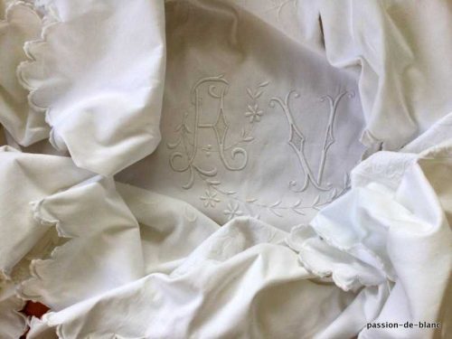 Linge ancien – Très belle et grande couverture de mariage festonnée en piqué de coton avec monogramme AV