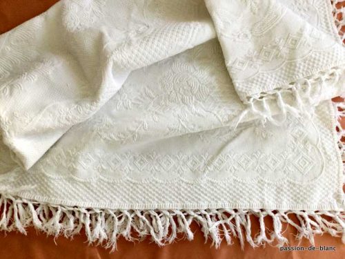 Linge ancien – Belle couverture en coton avec paniers fleuris avec des franges nouées sur les 4 côtés