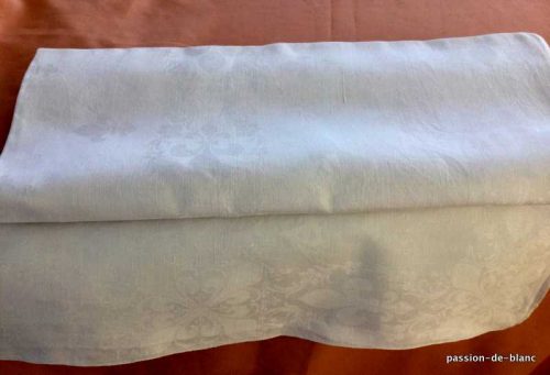LINGE ANCIEN – Belle nappe en damassé de lin fin blanc avec motifs tissés avec fleurs de lys