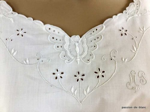 LINGE ANCIEN – Belle chemise de jour avec imposante broderie avec fleurs et papillons sur toile de coton