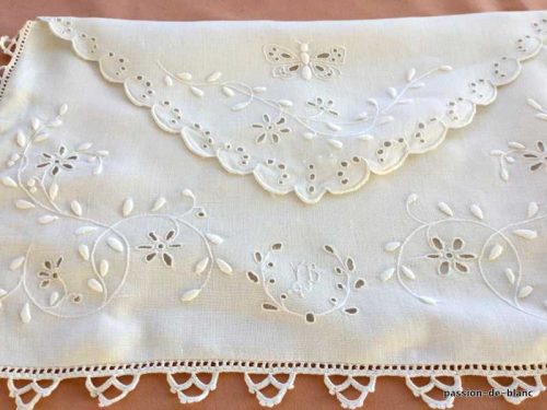 LINGE ANCIEN – Belle et grande pochette à lingerie en broderie blanche sur toile  de lin fin