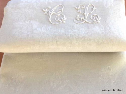 Belle nappe en damassé de lin fin avec motifs floraux et monogramme CL brodé main