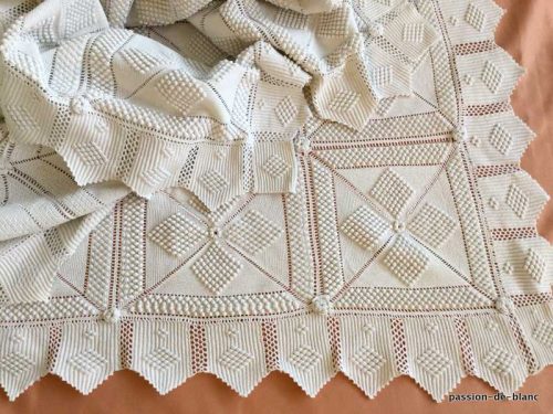 LINGE ANCIEN – Belle couverture ou courte pointe au crochet d’art en coton blanc avec motifs décoratifs