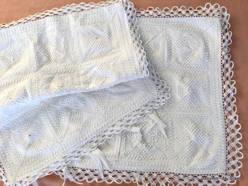 LINGE ANCIEN – Jolie paire d’enveloppes de taies coussins au crochet d’art en coton blanc