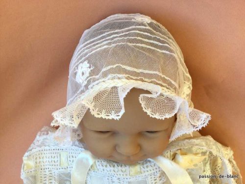 LINGE ANCIEN – Charmant bonnet de bébé réalisé en tulle brodé et dentelle