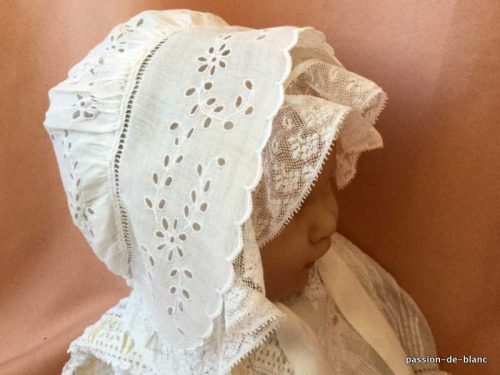 LINGE ANCIEN – Merveilleux petit bonnet en linon brodé main doublé d’une fine soie