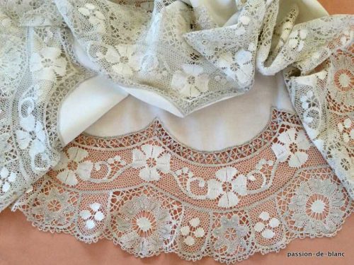 LINGE ANCIEN – Belle nappe ronde avec dentelle aux fuseaux blanche et beige réalisée main sur toile de lin blanc