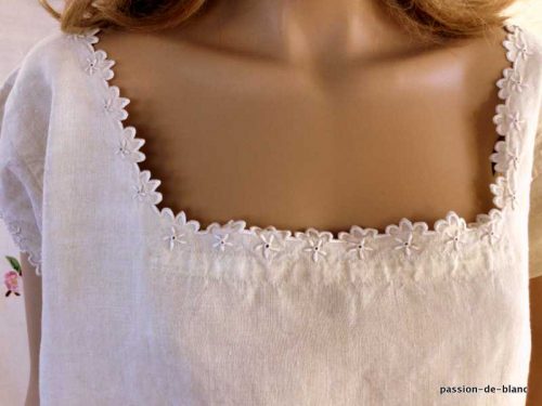 LINGE ANCIEN – Belle chemise festonnée de nuit ou de jour brodée main sur toile de lin écru