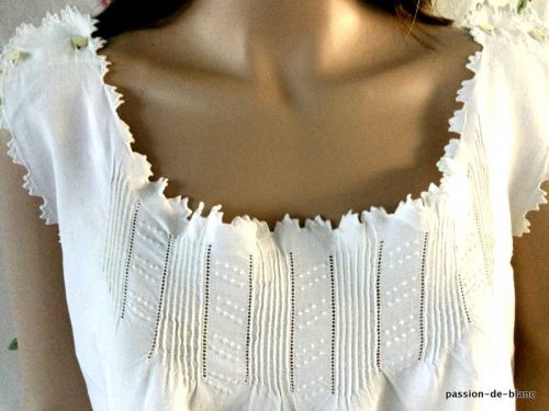 LINGE ANCIEN – Belle chemise de nuit ou de jour avec empiècement avec plis nervurés et broderie sur toile de lin fin