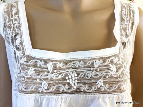 LINGE ANCIEN – Merveveilleuse chemise de nuit enjolivée de dentelles Valenciennes rebrodées sur toile de fine percale