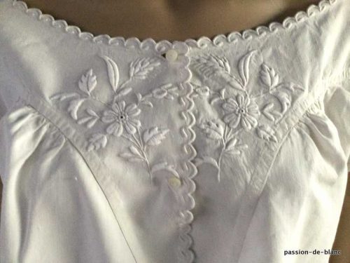 LINGE ANCIEN – Merveilleuse chemise de jour avec empiècement brodé sur toile de lin