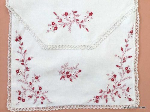 LINGE ANCIEN – Rare et belle pochette à lingerie brodée rouge et blanche sur toile de lin granité avec prénon Joseph