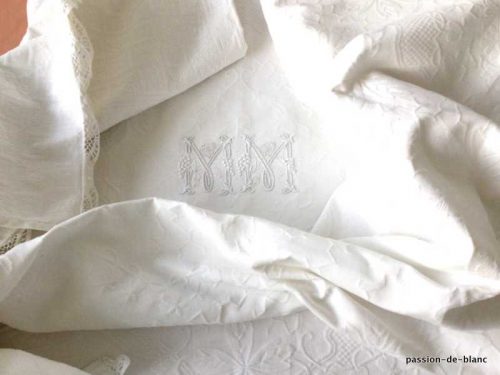 Linge ancien – Belle couverture blanche en piqué plat de coton avec beaux motifs et monogramme MM avec raisins