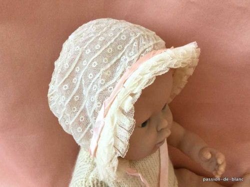LINGE ANCIEN – Charmant bonnet de bébé réalisé de dentelles genre Valenciennes et doublé de tulle rose pale