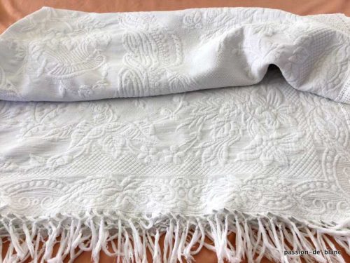 Linge ancien – Superbe courte pointe en piqué  de coton blanc  avec relief  et beaux motifs
