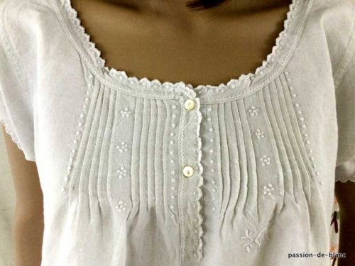 LINGE ANCIEN – Merveilleuse chemise de jour brodée avec petits plis patte de boutonnage et feston sur toile de lin