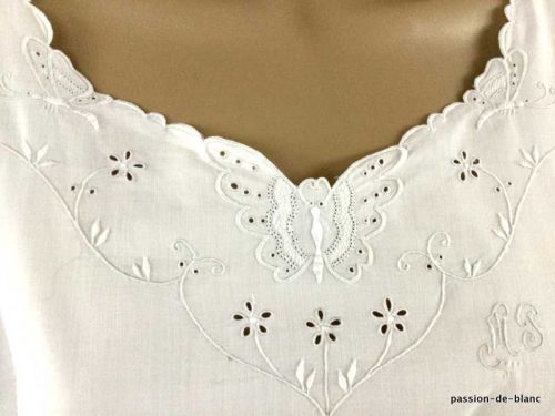 LINGE ANCIEN – Superbe chemise de jour avec imposante broderie avec papillons et fleurs sur toile de fine percale