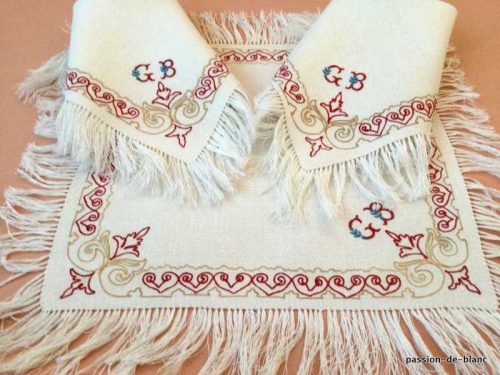 LINGE ANCIEN – Lot de 3 petites serviettes frangées en granité de lin avec encadrement au point de beauvais
